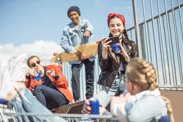 Groupe d'adolescents s'amuser — Photo de stock