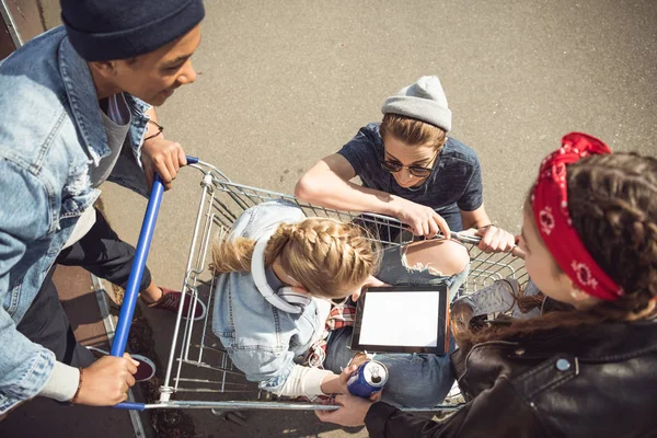 Teenagers group having fun — Stock Photo