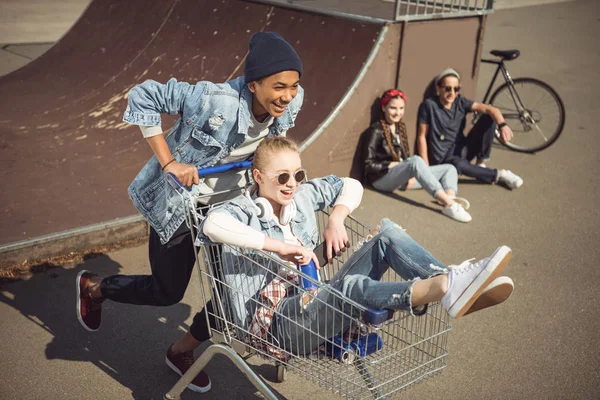 Teenagergruppe hat Spaß — Stockfoto