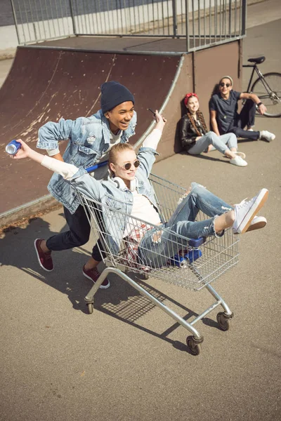 Teenagergruppe hat Spaß — Stockfoto