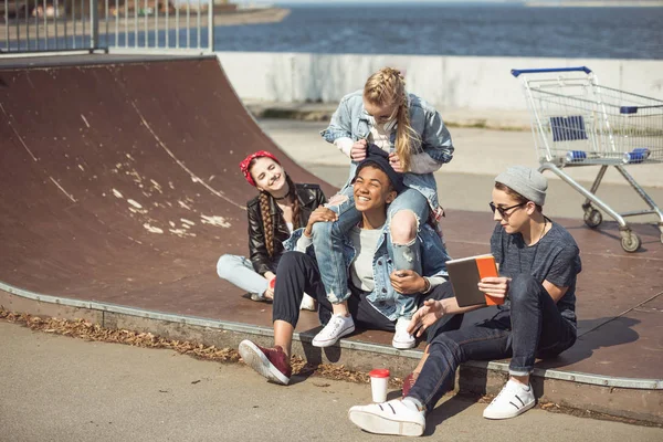Группа веселых подростков — стоковое фото