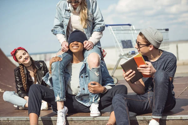 Adolescenti di gruppo divertirsi — Foto stock