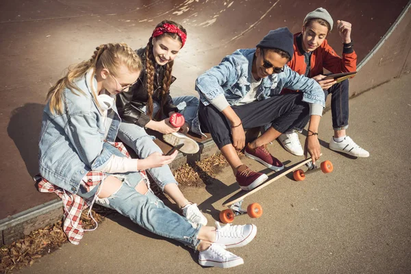 Teenagers using digital devices — Stock Photo