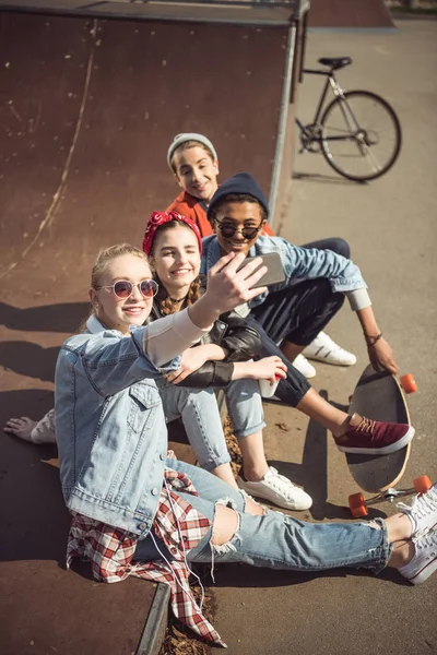 Adolescentes tomando selfie - foto de stock