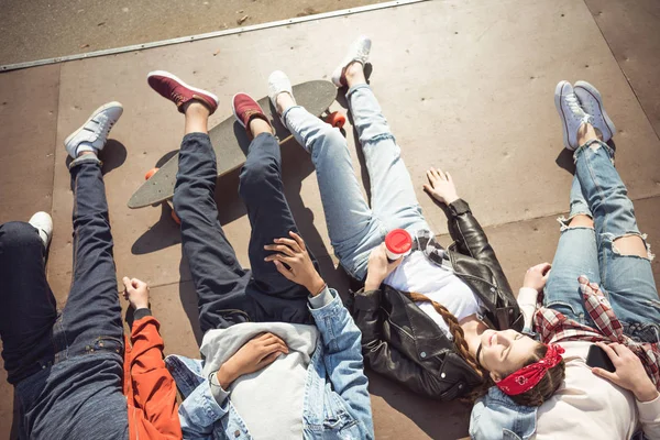 Группа веселых подростков — стоковое фото