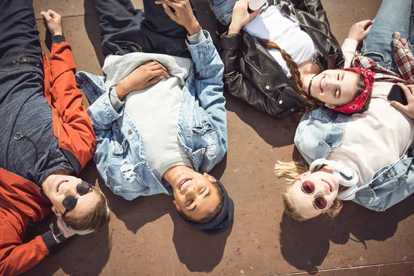 Teenagers group having fun — Stock Photo