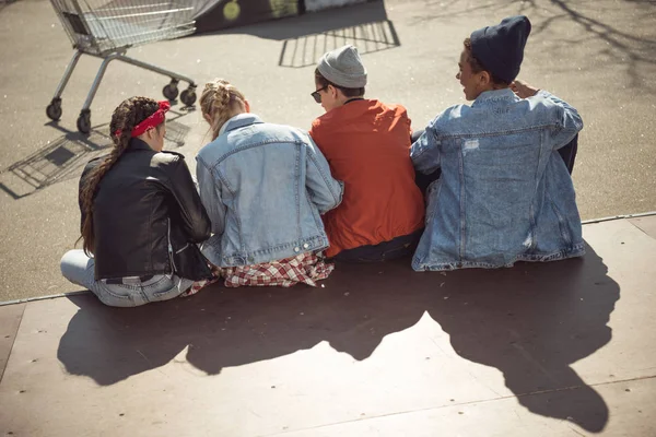 Teenagergruppe hat Spaß — Stockfoto