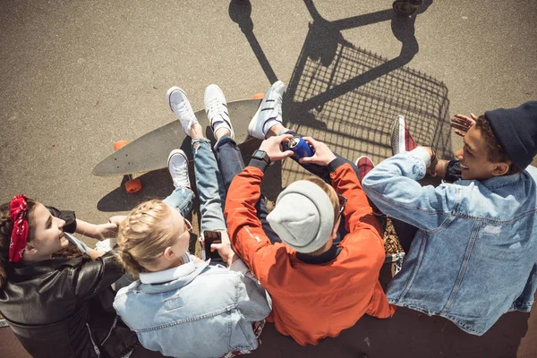 Groupe d'adolescents s'amuser — Photo de stock