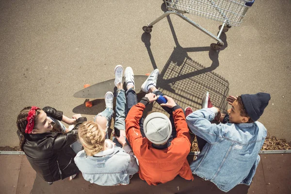 Adolescentes grupo se divertindo — Fotografia de Stock