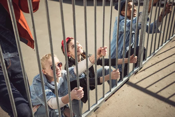 Teenagergruppe hat Spaß — Stockfoto