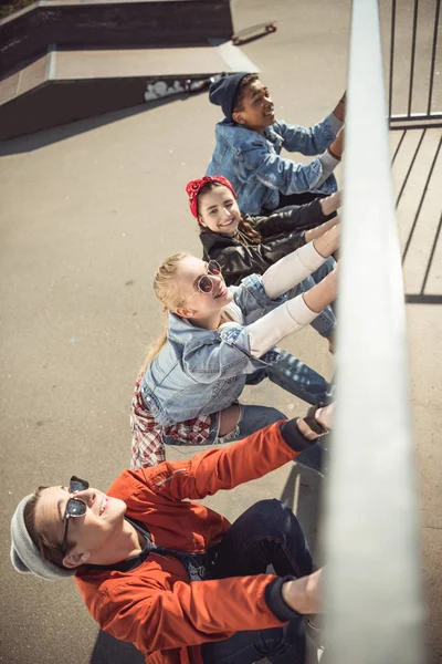 Adolescentes grupo de divertirse — Stock Photo