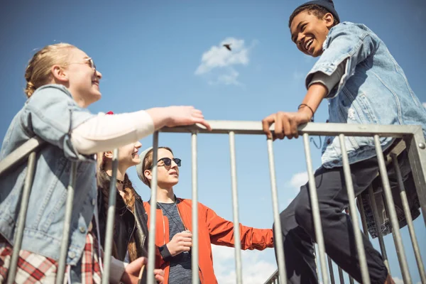 Adolescenti che trascorrono del tempo allo skateboard park — Foto stock