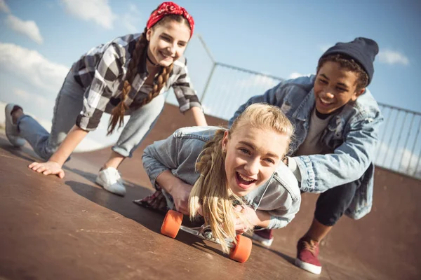 Hipster ragazza equitazione skateboard — Foto stock