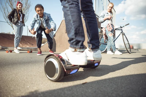 Hipster chico a caballo giroboard - foto de stock