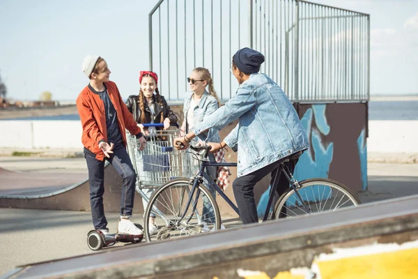 Adolescentes passar o tempo no parque de skate — Fotografia de Stock
