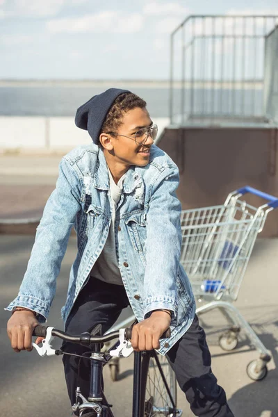 Hipster chico montar bicicleta - foto de stock