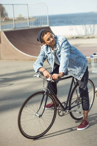 Hipster chico montar bicicleta - foto de stock