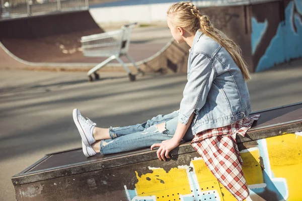 Stilvolles Mädchen im Skateboard-Park — Stockfoto