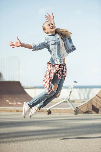 Дівчина стрибає в парку скейтбордів — Stock Photo