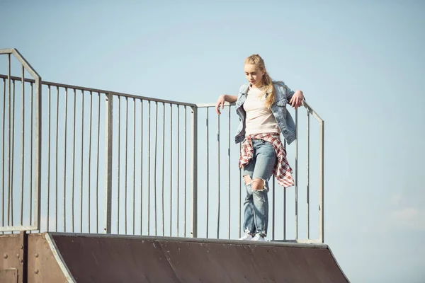 Стильна дівчина в парку скейтбордів — стокове фото