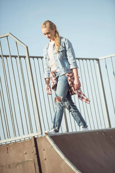 Stilvolles Mädchen im Skateboard-Park — Stockfoto