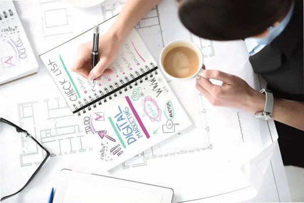 Businesswoman working on project — Stock Photo