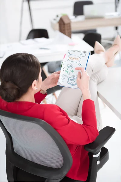 Businesswoman working on project — Stock Photo