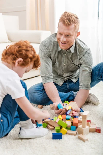 Padre e figlio giocano con il costruttore — Foto stock