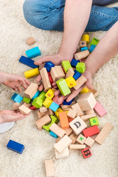 Padre e figlio giocano con il costruttore — Foto stock