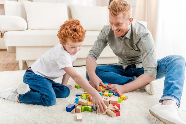 Pai e filho brincando com construtor — Fotografia de Stock
