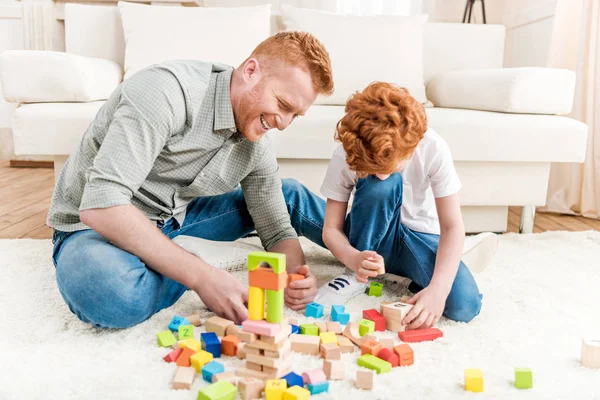 Père et fils jouant avec le constructeur — Photo de stock