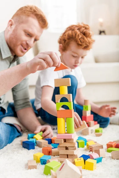 Père et fils jouant avec le constructeur — Photo de stock