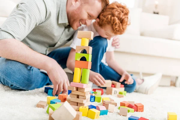 Vater und Sohn spielen mit Bauarbeiter — Stockfoto