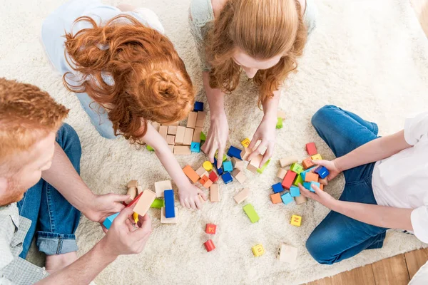 Familia jugando con constructor - foto de stock