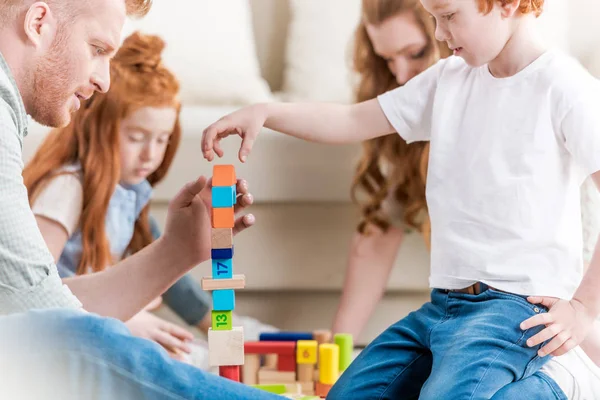 Família brincando com construtor — Fotografia de Stock