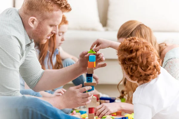 Familia jugando con constructor - foto de stock