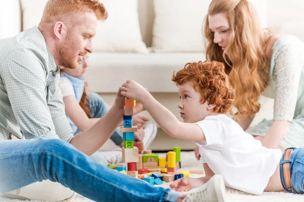 Famiglia che gioca con il costruttore — Foto stock