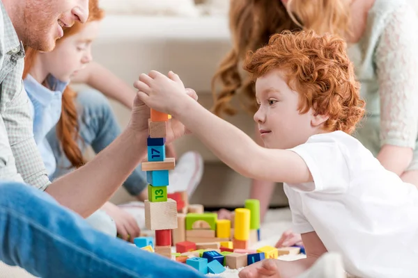 Familia jugando con constructor - foto de stock