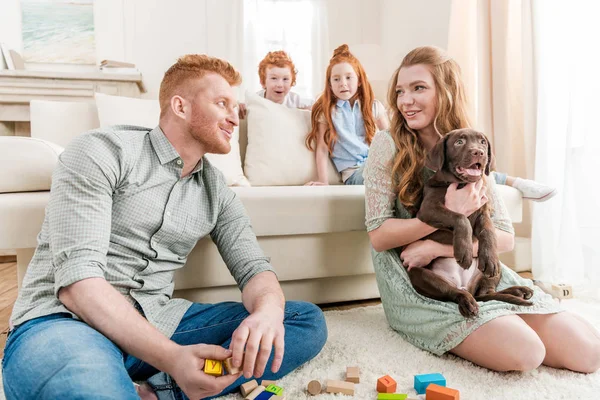 Familie spielt mit Welpen — Stockfoto