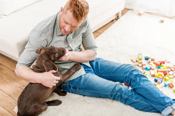 Hombre celebración cachorro — Stock Photo