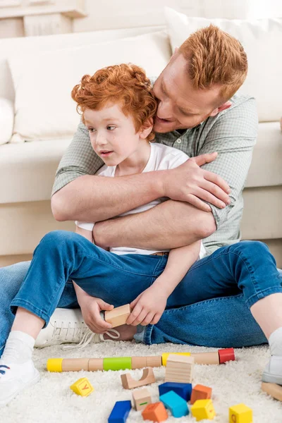 Père et fils jouant avec le constructeur — Photo de stock