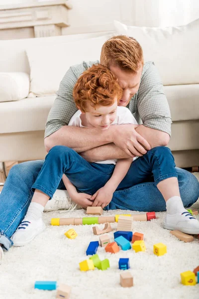 Père et fils jouant avec le constructeur — Photo de stock