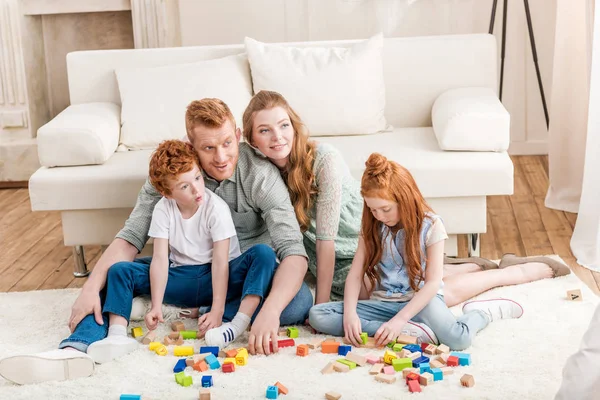 Famiglia che gioca con il costruttore — Foto stock