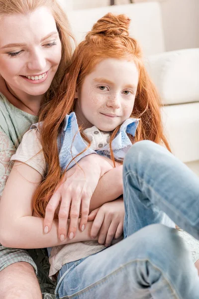 Redhead mother and daughter — Stock Photo