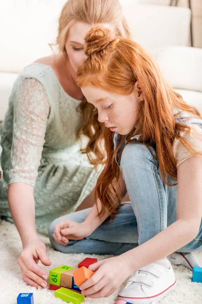 Madre e hija jugando con constructor - foto de stock