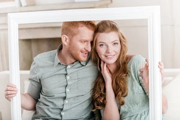 Hermosa pareja joven - foto de stock