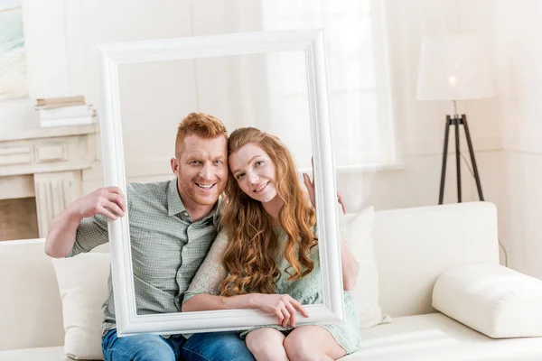 Hermosa pareja joven - foto de stock