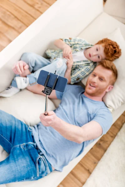 Padre e figlio prendere selfie — Foto stock