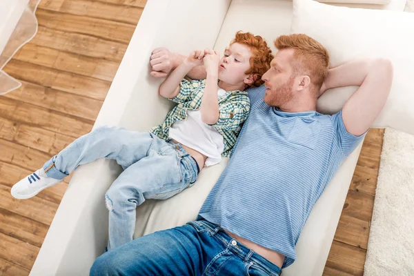 Père heureux avec son fils — Photo de stock