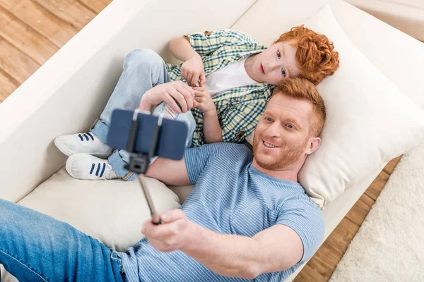 Padre e hijo tomando selfie - foto de stock